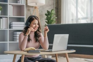 Estudiante participa de una clase online frente a su computadora portátil, contexto de cursada de la Tecnicatura en Finanzas a distancia.