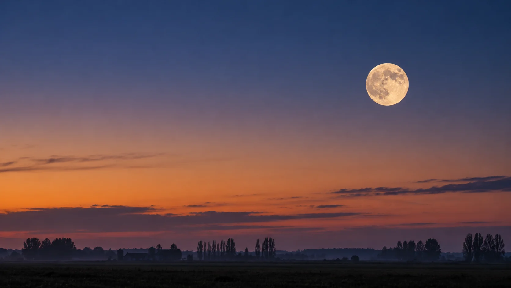 Ilustración de una Luna casi llena sobre un horizonte rural al atardecer, con árboles lejanos y cielo azul y anaranjado